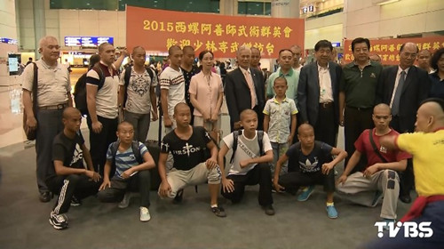 少林寺武僧抵臺(tái)臺(tái)灣武僧接機(jī)現(xiàn)場(chǎng)秀功夫(圖)