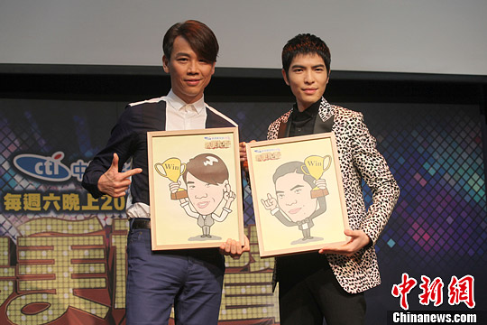 《最美和聲》第二季的臺灣導師陶喆(左)和蕭敬騰手持電視臺贈送的卡通畫像合影 《最美和聲》第二季的臺灣導師陶喆(左)和蕭敬騰手持電視臺贈送的卡通畫像合影