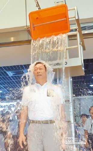 冰桶挑戰(zhàn)席卷全臺:郭臺銘點名林志玲穿少點(圖)