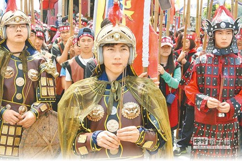 臺灣青年深度體驗游最愛扮鄭成功登鹿耳門(圖)