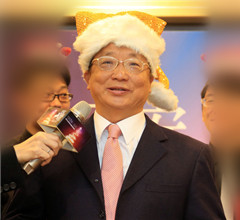 胡志強(qiáng)24日“最后一夜” 將扮圣誕老人給市民發(fā)糖
