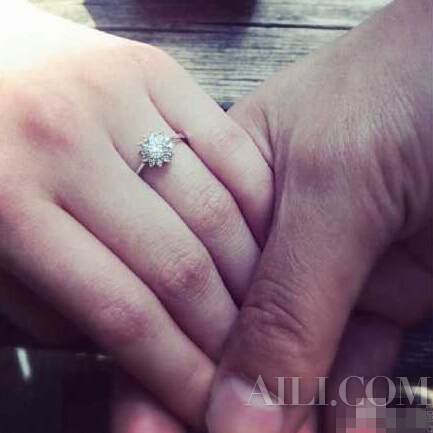 王寶強(qiáng)送校花嬌妻鉆戒 高調(diào)告白:永遠(yuǎn)愛你!