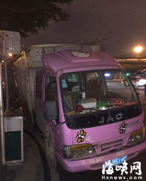 網友在街邊拍到這輛粉色的貨車,車頭還有卡通畫