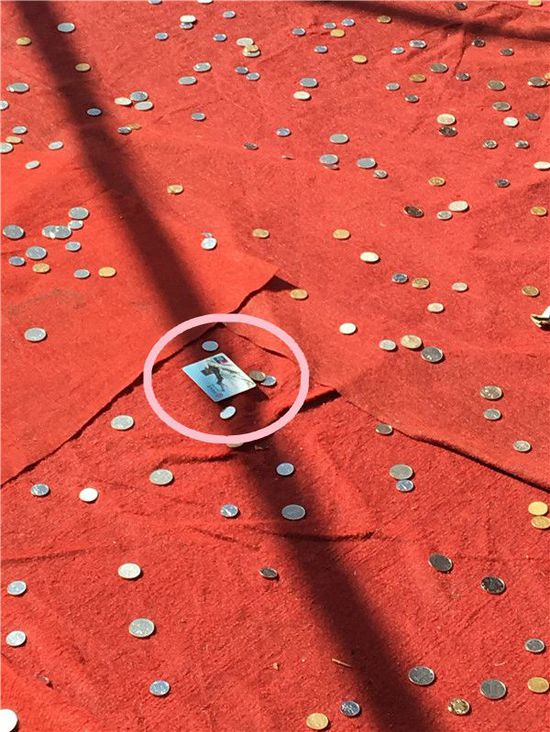 湖北寺廟祈福現(xiàn)銀行卡 媒體:財(cái)神知道密碼嗎(圖)