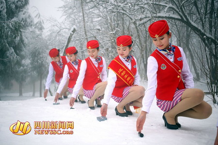 準空姐化身美人魚 性感出鏡秒殺林允(組圖)