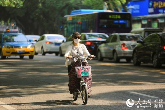 市民“全副武裝”抵御高溫 鄒家驊攝
