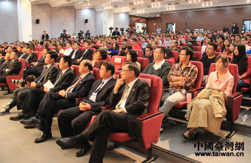 吳伯雄與南大學(xué)生見面會(huì)現(xiàn)場(chǎng)。（中國(guó)臺(tái)灣網(wǎng)王文英　攝）