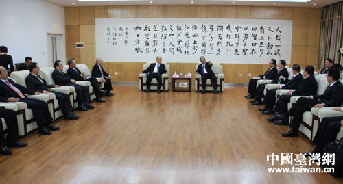 南京大學(xué)有關(guān)領(lǐng)導(dǎo)會(huì)見吳伯雄一行（中國(guó)臺(tái)灣網(wǎng)王文英　攝）