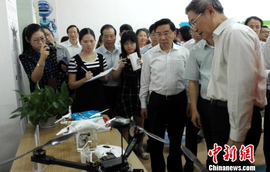 張志軍觀看兩岸青年創業基地無人機 張志軍觀看兩岸青年創業基地無人機