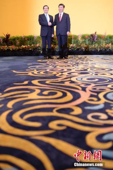 11月7日下午,兩岸領導人習近平、馬英九在新加坡香格里拉大酒店會面。15時許,習近平、馬英九相向而行,握手致意。 <a target='_blank' ><p align=