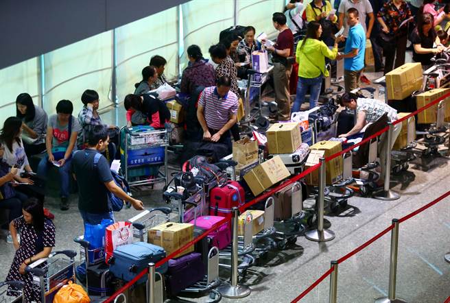 赴臺旅客數(shù)預(yù)估將于12月突破千萬人次大關(guān)。(圖/《中時電子報》)