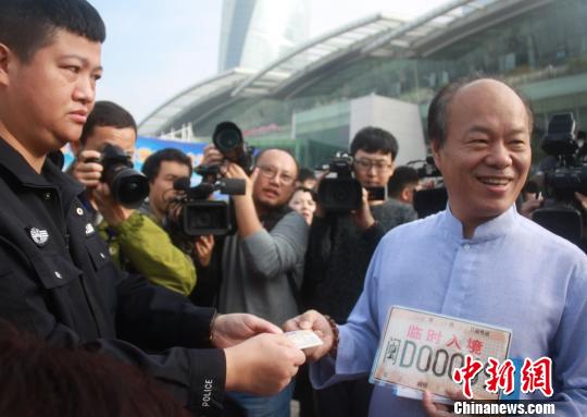 14日上午，62位臺灣自駕車友攜10部車輛乘“中遠之星”客滾輪抵達廈門國際郵輪中心，即將開始八閩自駕游。圖為臺灣車友在現場快速辦理臨時駕照和車牌。　陳悅 攝