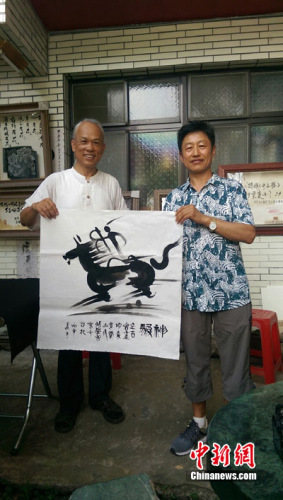 寧夏文史研究館副館長張學(xué)智以水墨繪“神駿”,賀蘭山行遠(yuǎn)古巖畫印象與陳逢顯等進(jìn)行交流。