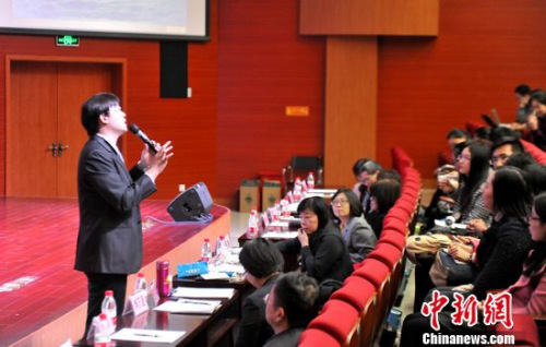 11月29日，臺灣新竹清華大學語言學博士、臺中科大應用中文系助理教授張群與廈大海外教育學院學生現場互動交流。楊伏山 攝