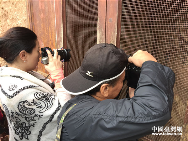 臺灣攝影大咖在甘肅麥積山石窟采風。(中國臺灣網 劉瑩 攝)