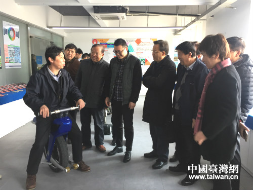 兩岸企業家峰會成長型和中小企業合作推進小組參觀“淘富成真”平臺孵化的科技產品 兩岸企業家峰會成長型和中小企業合作推進小組參觀“淘富成真”平臺孵化的科技產品