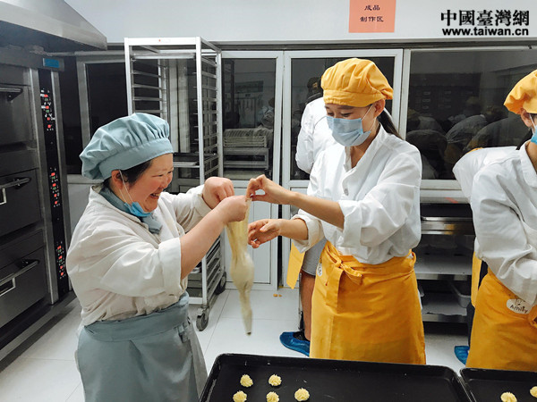 “喜憨兒”慧慧在幫助實習生魏曼芯調整工具,齊心協作,擠出的曲奇餅干形狀標準,精致均勻 “喜憨兒”慧慧在幫助實習生魏曼芯調整工具,齊心協作,擠出的曲奇餅干形狀標準,精致均勻