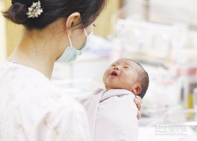 臺灣一醫師建議當局向不生小孩者收稅 網友諷:腦子破洞 臺灣一醫師建議當局向不生小孩者收稅 網友諷:腦子破洞