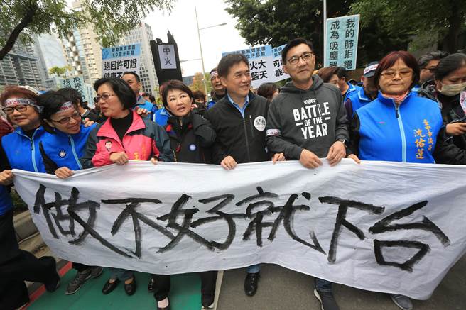 臺灣空污惡化蔡英文卻一意孤行 島內(nèi)民眾高呼:做不好就下臺! 臺灣空污惡化蔡英文卻一意孤行 島內(nèi)民眾高呼:做不好就下臺!