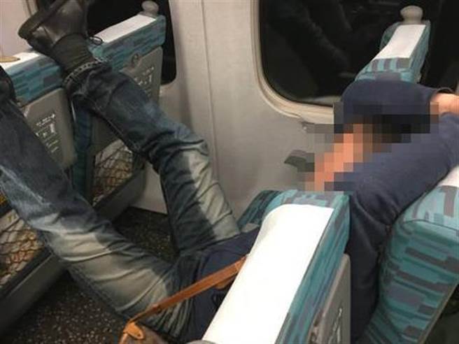 吐槽大會:臺南幼兒園被曝老師虐童 大學生拾金不昧反遭肉搜 吐槽大會:臺南幼兒園被曝老師虐童 大學生拾金不昧反遭肉搜