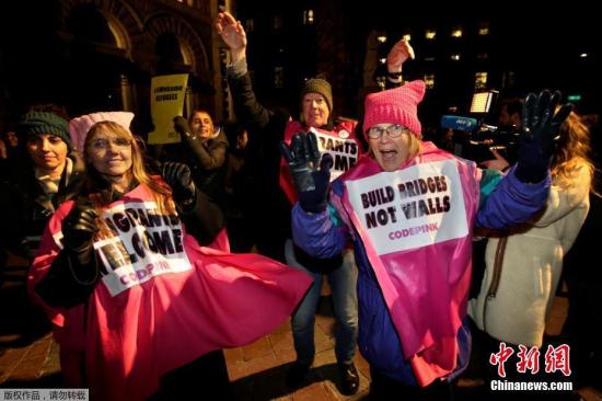 當地時間2017年2月3日,美國華盛頓,當地爆發大規模反特朗普游行。