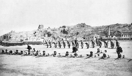 資料圖:北洋海軍射擊訓練 資料圖:北洋海軍射擊訓練