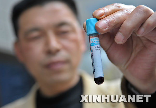 作為大熊貓基因組研究計劃的一部分，四川臥龍大熊貓研究中心的科研人員為大熊貓提取血液樣本（攝于2008年3月20日）。 10月11日，中國科學家在深圳宣布：世界首張大熊貓基因組序列圖譜繪制完成。該圖譜的誕生填補了大熊貓基因組及分子生物學研究的空白，從基因組學的層面上為瀕危物種的保護、疾病監控及人工繁殖提供了科學依據。 新華社記者 劉大偉 攝