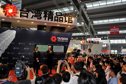 10月12日,許多觀眾在深圳會展中心觀看臺灣精品展。當日,由臺北世貿中心主辦的臺灣精品展在深圳舉辦的第十屆中國國際高新技術成果交易會上開幕,大批臺灣優秀產品,包括瓷器、手工藝品等在展會展出。