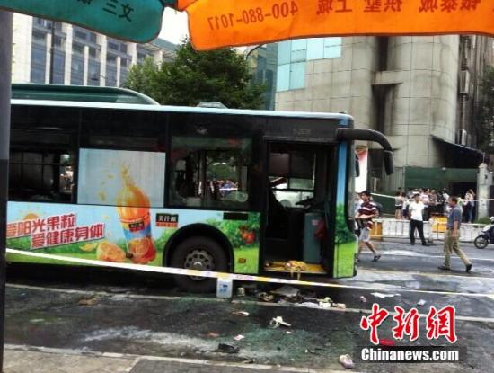 7月5日17時15分,浙江杭州的一輛7路公交車在西湖邊的一百貨公司門口發(fā)生燃燒。 7月5日17時15分,浙江杭州的一輛7路公交車在西湖邊的一百貨公司門口發(fā)生燃燒。