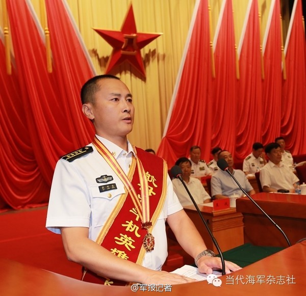 中央軍委授予首位“航母戰(zhàn)斗機(jī)英雄試飛員” 中央軍委授予首位“航母戰(zhàn)斗機(jī)英雄試飛員”