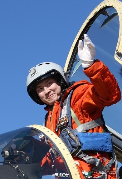 中央軍委授予首位“航母戰(zhàn)斗機(jī)英雄試飛員” 中央軍委授予首位“航母戰(zhàn)斗機(jī)英雄試飛員”