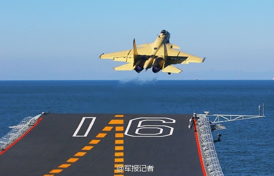 中央軍委授予首位“航母戰(zhàn)斗機(jī)英雄試飛員” 中央軍委授予首位“航母戰(zhàn)斗機(jī)英雄試飛員”