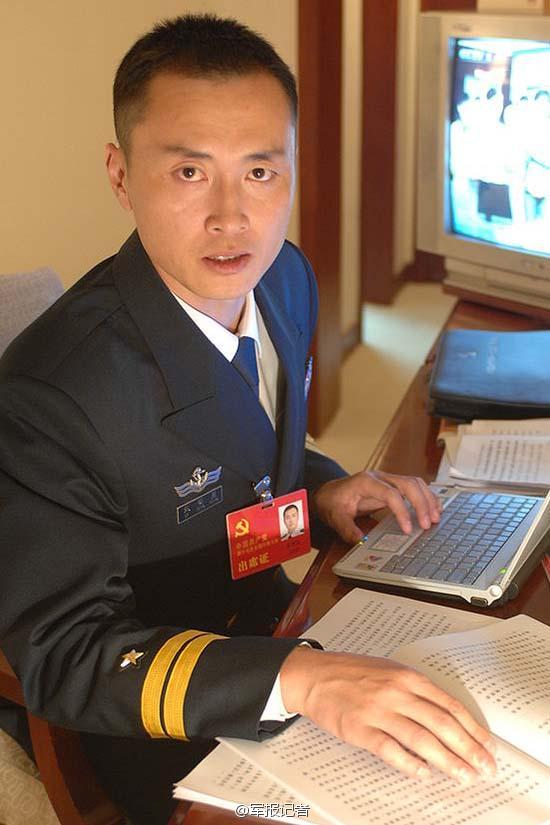 中央軍委授予首位“航母戰(zhàn)斗機(jī)英雄試飛員” 中央軍委授予首位“航母戰(zhàn)斗機(jī)英雄試飛員”