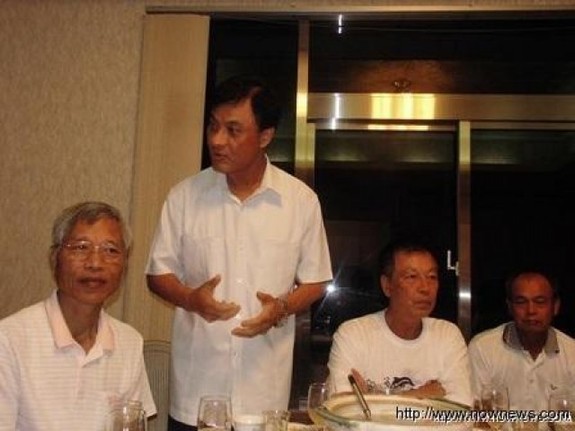 民進黨2014七合一選舉，競爭激烈的臺中市長選舉提名，在前民進黨秘書長蘇嘉全（左二）宣布退選後，黨中央今（30）日表示，將由民進黨立委林佳龍、蔡其昌兩位參選人在12月30日進行民調。（圖：資料照片）