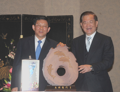 連戰(zhàn)宴請(qǐng)陳德銘盼兩岸合作更豐碩兩人互贈(zèng)禮物