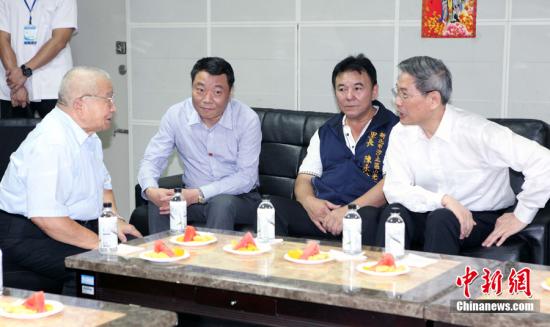 張志軍(右一)來到臺灣新北市厚德里探訪社區,其間與鄰長、老兵謝守鼎(左一)交談 張志軍(右一)來到臺灣新北市厚德里探訪社區,其間與鄰長、老兵謝守鼎(左一)交談