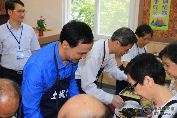 張志軍與朱立倫替老人打飯 張志軍與朱立倫替老人打飯