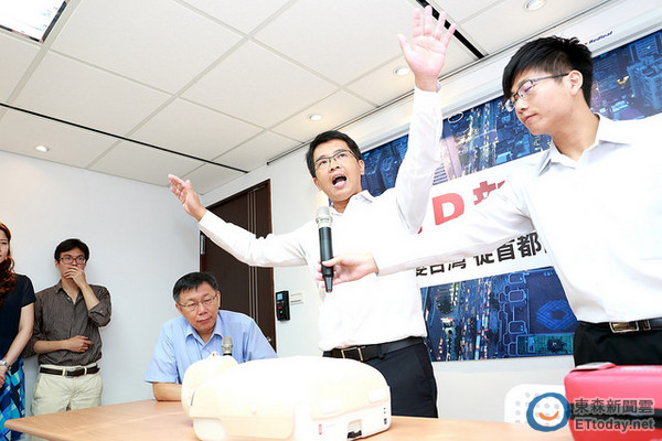 柯文哲推出新政策，主張普設自動體外電擊器AED