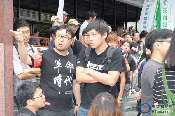 江宜樺被控殺人出庭說明 陳為廷率眾嗆聲“踐踏民主面對審判” 江宜樺被控殺人出庭說明 陳為廷率眾嗆聲“踐踏民主面對審判”