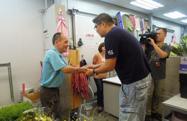 連勝文到內(nèi)湖花卉市場(chǎng)拜票