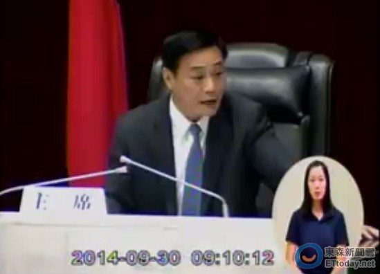 陳菊冷對(duì)質(zhì)詢 高市議長(zhǎng)許昆源情緒爆走飆罵“囂張” 陳菊冷對(duì)質(zhì)詢 高市議長(zhǎng)許昆源情緒爆走飆罵“囂張”