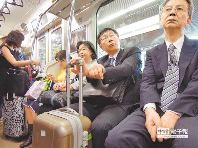 柯文哲自行車政策漏洞百出，只能搬現(xiàn)行政策撐場面。圖為柯文哲日前赴日，搭乘當?shù)卮蟊娺\輸工具