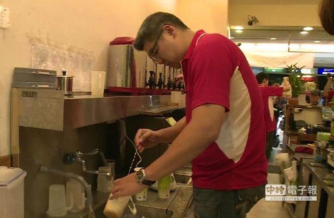 連勝文打工當“飲料小弟” 連勝文打工當“飲料小弟”
