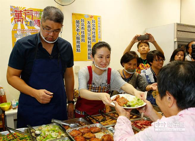 國(guó)民黨臺(tái)北市長(zhǎng)參選人連勝文與夫人蔡依姍，昨晚前下廚炒菜，給年老民眾當(dāng)晚餐