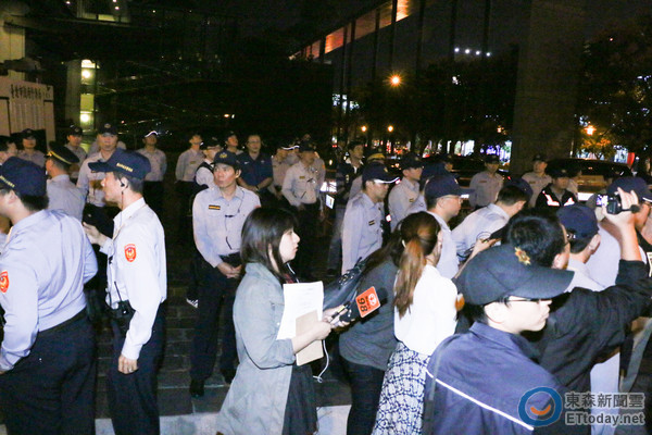 臺北市長首場電視辯論會7日晚間登場,場外上百警力戒備 臺北市長首場電視辯論會7日晚間登場,場外上百警力戒備