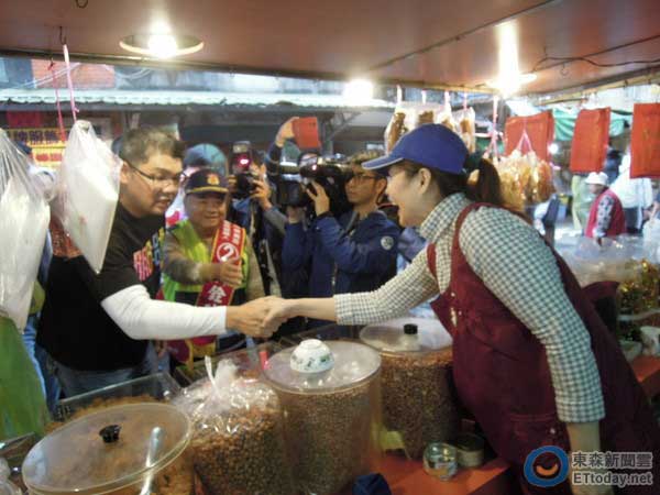 連勝文在市場掃街拜票 連勝文在市場掃街拜票