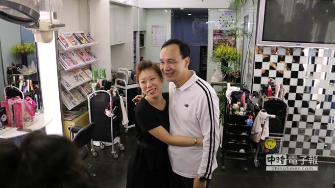 朱立倫周末拜票 遭女性支持者興奮熊抱