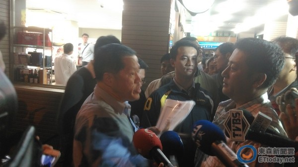 藍衣阿伯褲子還沒穿好就繼續跟維安僵持不下 藍衣阿伯褲子還沒穿好就繼續跟維安僵持不下