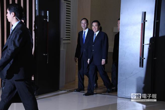 馬英九在新北市長朱立倫陪同下離開。(圖片來源:臺灣中時電子報) 馬英九在新北市長朱立倫陪同下離開。(圖片來源:臺灣中時電子報)