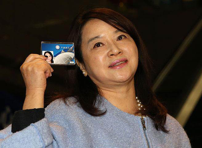 國民黨傳將開除媒體人周玉蔻黨籍。圖為周玉蔻日前秀出國民黨黨證 國民黨傳將開除媒體人周玉蔻黨籍。圖為周玉蔻日前秀出國民黨黨證